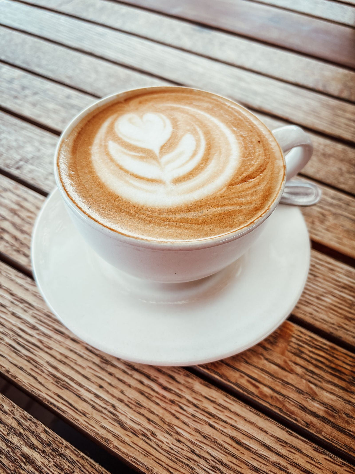 A maple latte with leaf latte art